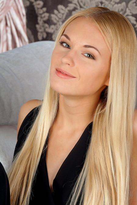 Элегантная соблазнительная блондинка на диване