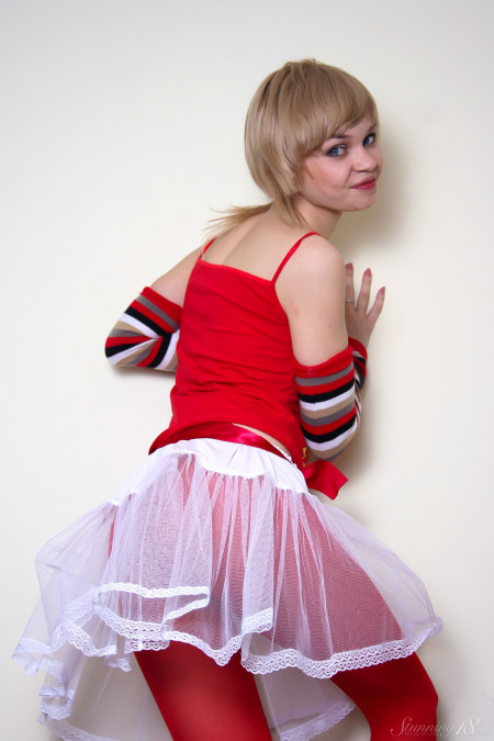 Блондинка Синди Б в эротической съемке