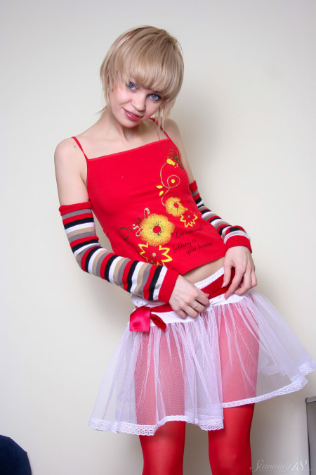 Блондинка Синди Б в эротической съемке