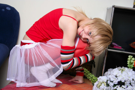 Блондинка Синди Б в эротической съемке