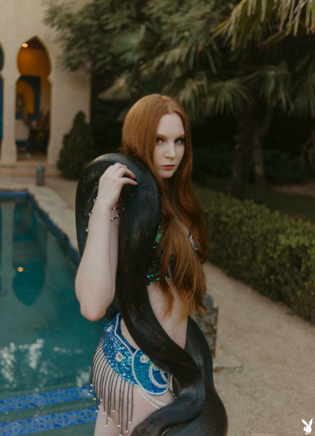 Летняя сенсуальность: Джессика Брукс в черно-белой фотосессии