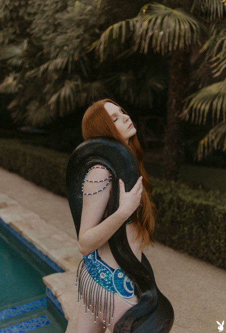 Летняя сенсуальность: Джессика Брукс в черно-белой фотосессии