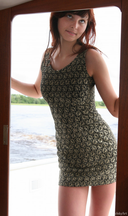 Летняя счастливая девушка на яхте