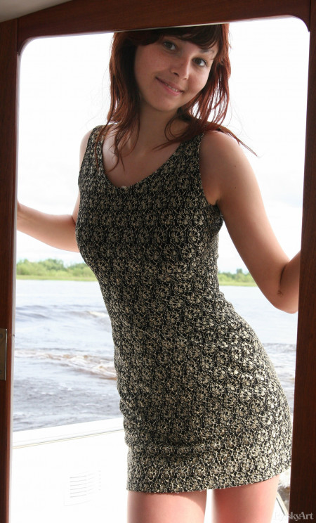 Летняя счастливая девушка на яхте