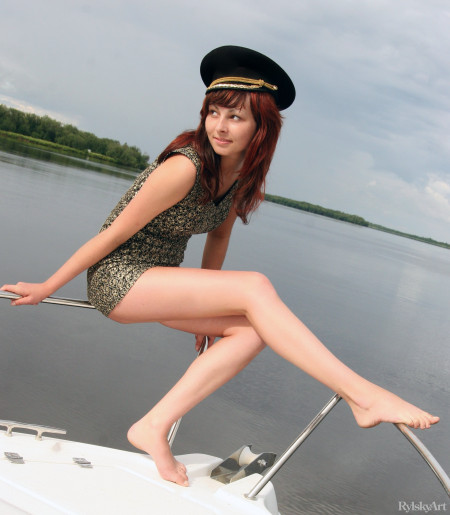 Летняя счастливая девушка на яхте