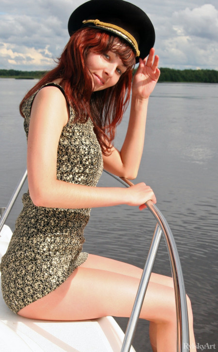 Летняя счастливая девушка на яхте