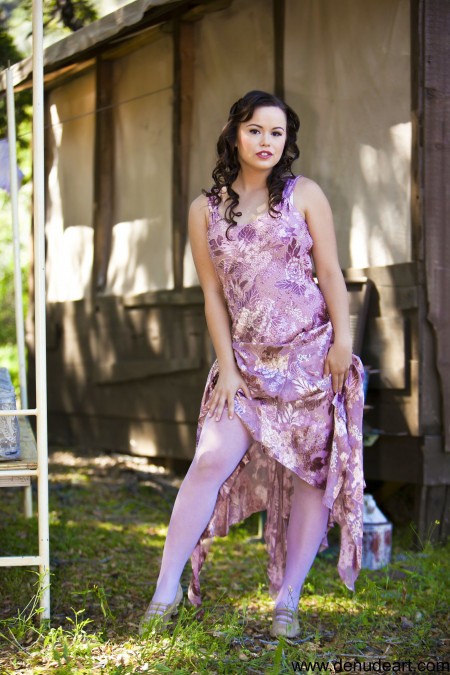 Летний счастливый фешн на свежем воздухе