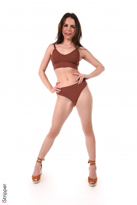 Sirena Milano: Мускулистая красотка в эротической фотосессии