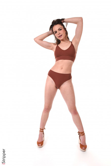 Sirena Milano: Мускулистая красотка в эротической фотосессии