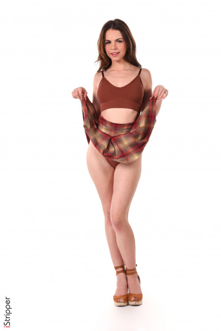 Sirena Milano: Мускулистая красотка в эротической фотосессии