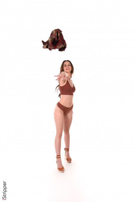 Sirena Milano: Мускулистая красотка в эротической фотосессии