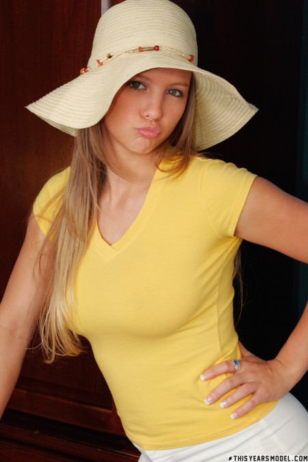 Очаровательная Dawson Miller: эротический фотосет