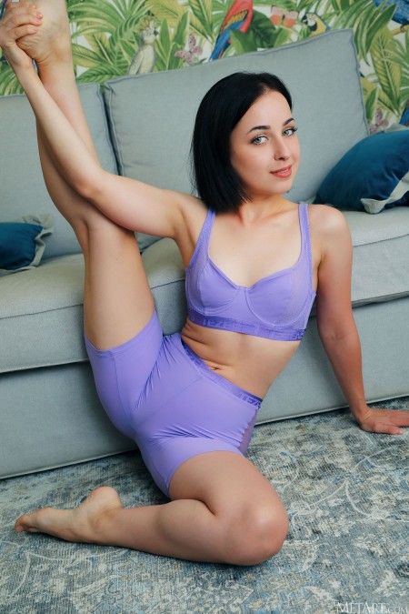 Спортивная соблазнительность на кровати