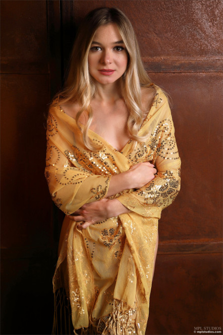 Молодая модель Stefani A в фотосессии