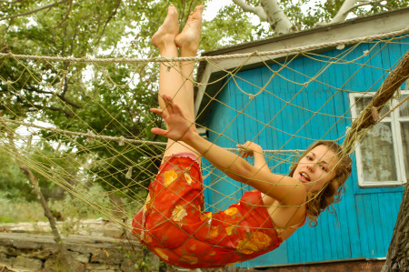 Радостная девушка Друцилла в лесу