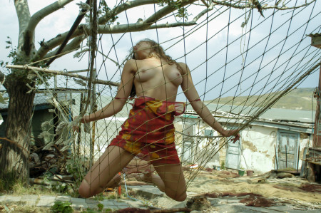 Радостная девушка Друцилла в лесу