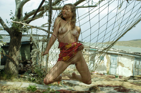 Радостная девушка Друцилла в лесу