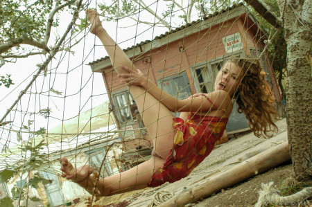 Радостная девушка Друцилла в лесу