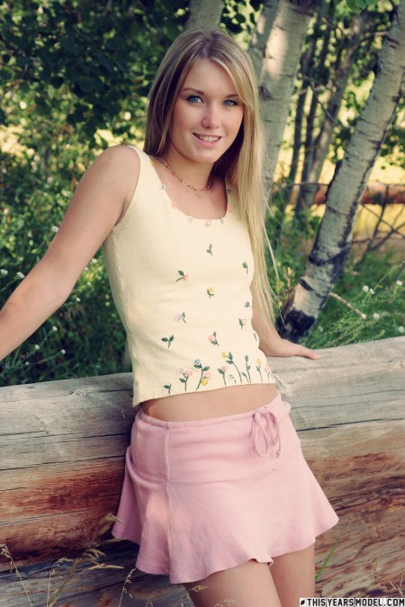 Счастливая белокурая девушка в лесу