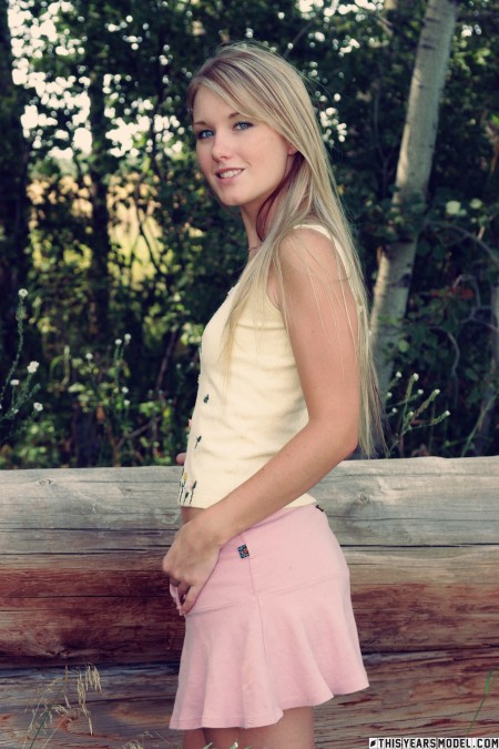 Счастливая белокурая девушка в лесу