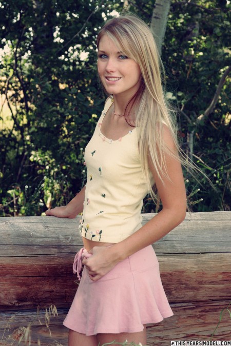 Счастливая белокурая девушка в лесу