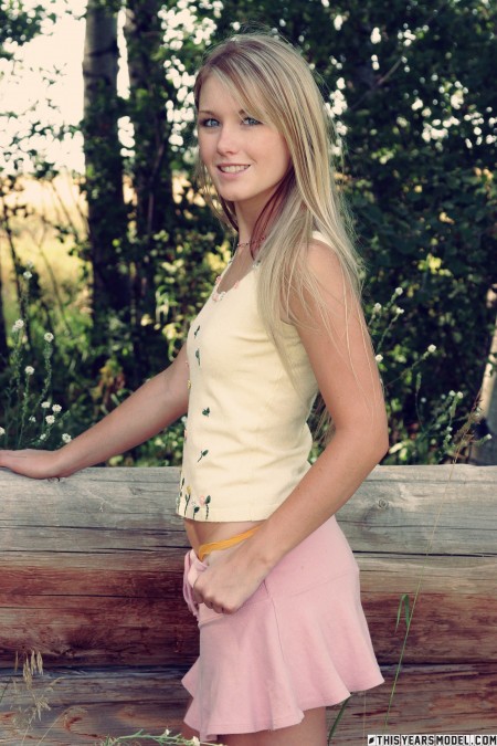 Счастливая белокурая девушка в лесу