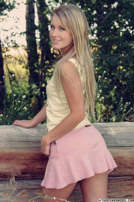 Счастливая белокурая девушка в лесу