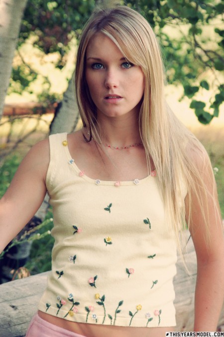 Счастливая белокурая девушка в лесу