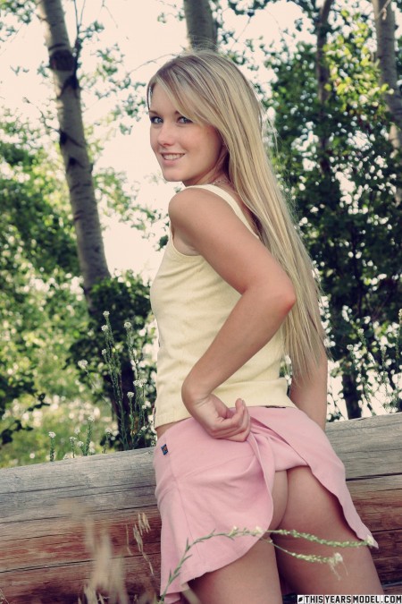 Счастливая белокурая девушка в лесу