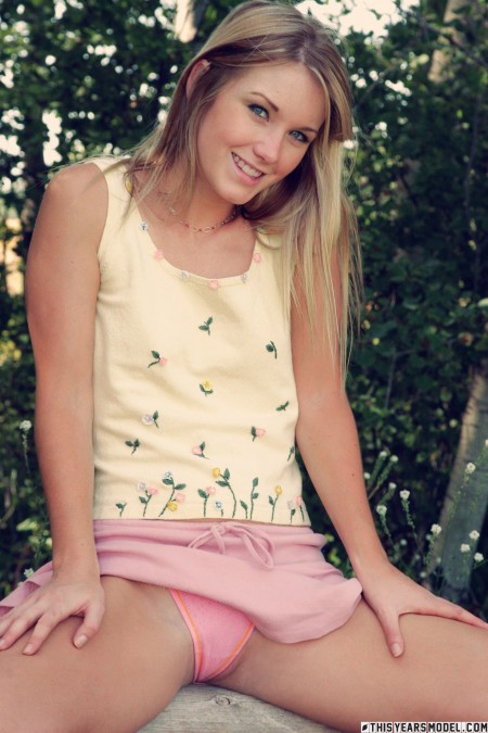 Счастливая белокурая девушка в лесу