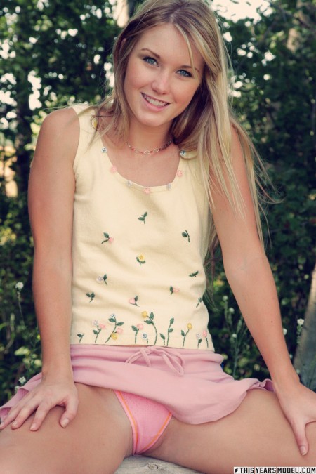 Счастливая белокурая девушка в лесу