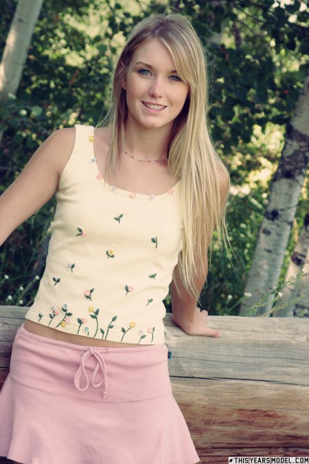 Счастливая белокурая девушка в лесу