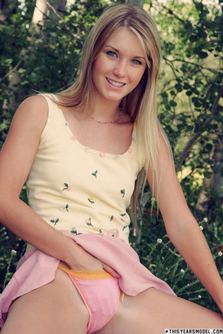 Счастливая белокурая девушка в лесу