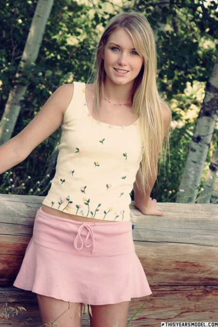 Счастливая белокурая девушка в лесу