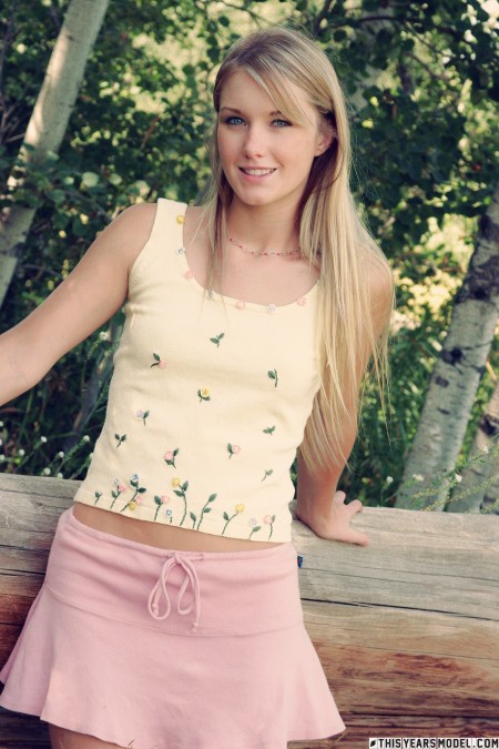 Счастливая белокурая девушка в лесу