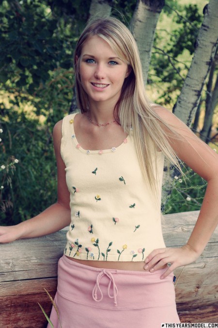 Счастливая белокурая девушка в лесу