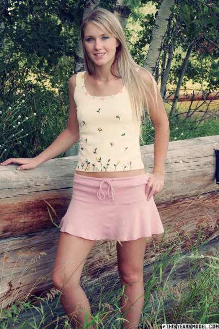 Счастливая белокурая девушка в лесу