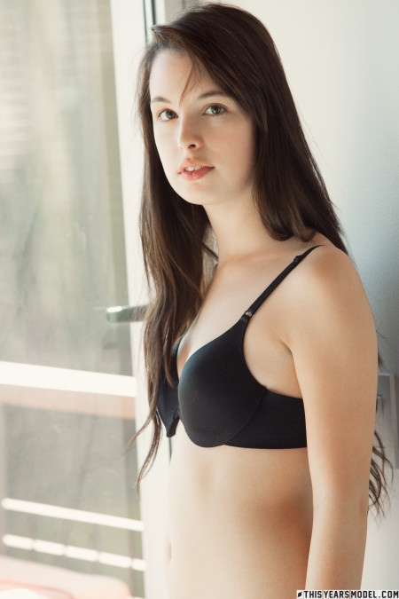 Элегантная секс-символ в фешн-сессии