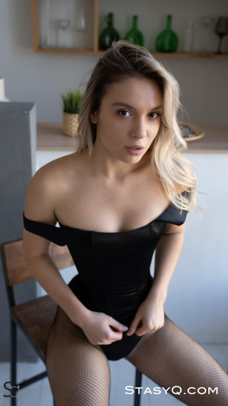 Патрисия К: Элегантная фотосессия в домашней обстановке