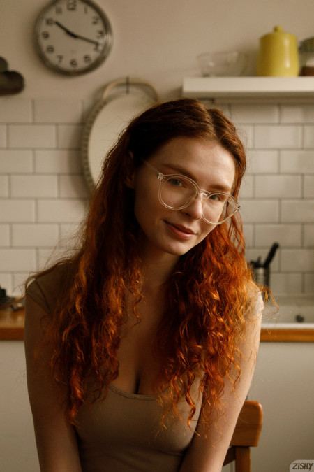 Соблазнительная красота: эротическая фотосессия дома