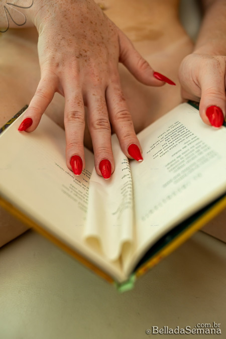 Соблазнительная Луиза Томаццо в эротическом фотосете