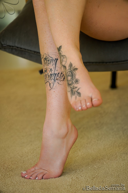 Соблазнительная Луиза Томаццо в эротическом фотосете