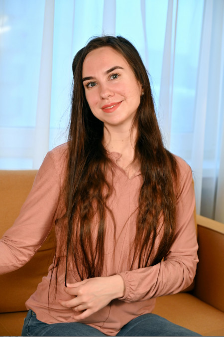 Счастливая Camilla в домашнем интерьере