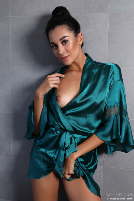 Соблазнительная сенсуальность: домашняя фешн-модель в ванной