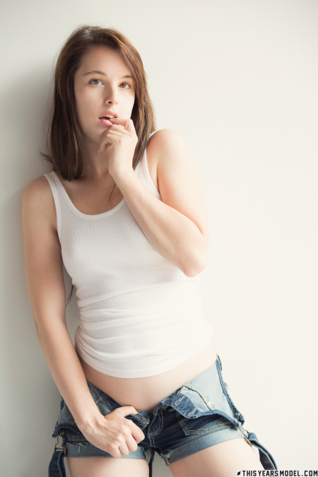 Улыбающаяся Мэнди Мастерс в джинсах