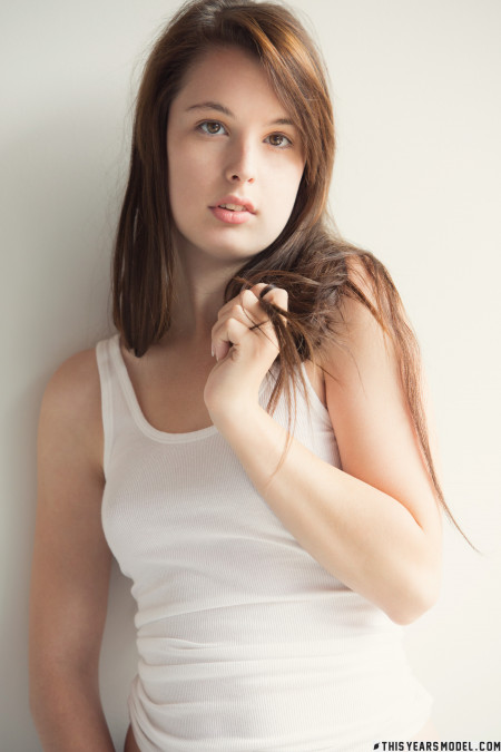 Улыбающаяся Мэнди Мастерс в джинсах