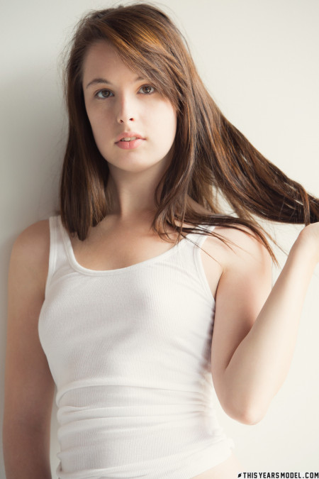 Улыбающаяся Мэнди Мастерс в джинсах