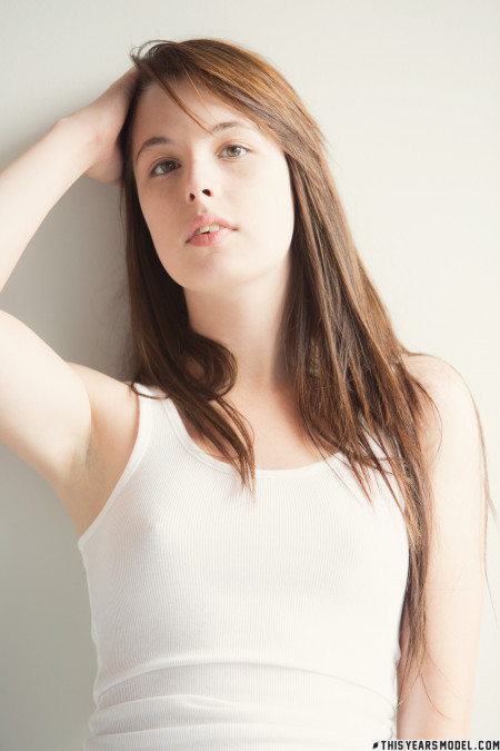 Улыбающаяся Мэнди Мастерс в джинсах