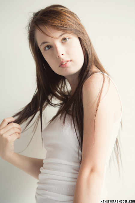 Улыбающаяся Мэнди Мастерс в джинсах