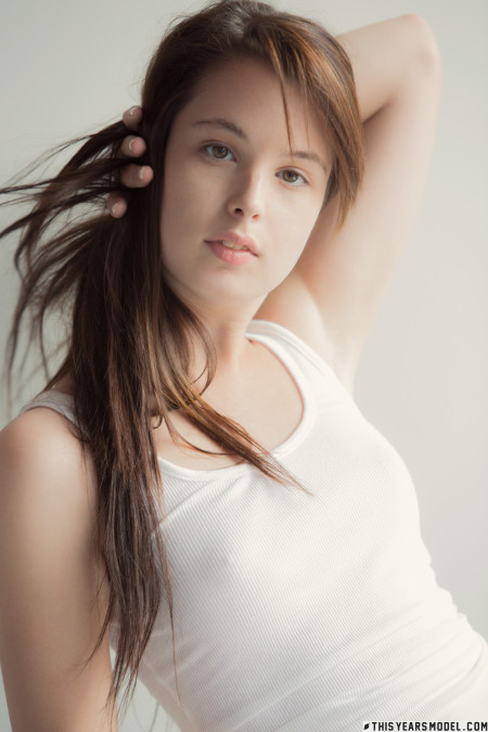 Улыбающаяся Мэнди Мастерс в джинсах